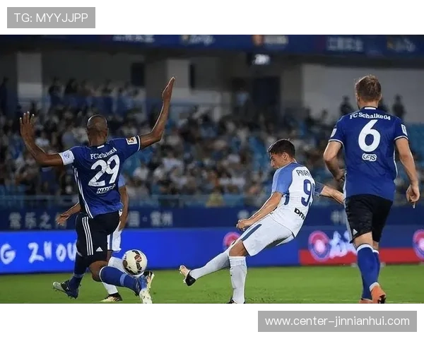 焦点之战引爆赛场激情球队鏖战逆转胜负悬念延续引发热议